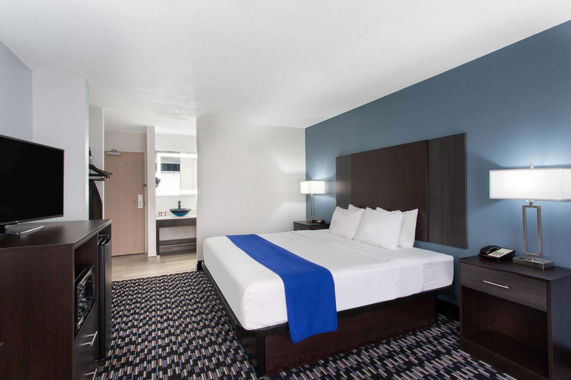 Baymont By Wyndham Charlotte University Экстерьер фото